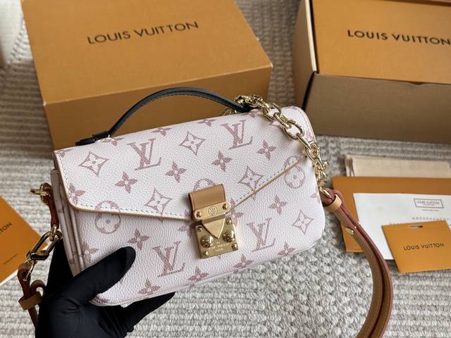 Lv Postman Small Chain Bag The new postman bag is a classic Lv bag and is very p