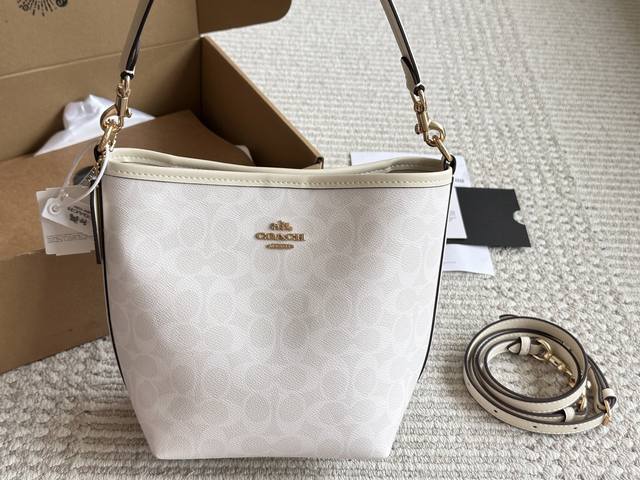 with box Size: 21 17Cm Coach's new bucket bag Coach's latest season Casual and c