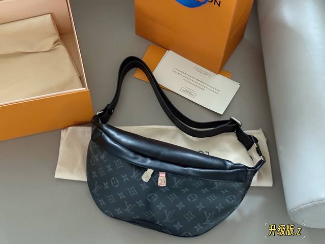 with box L waist bag chest bag Can also be carried on one shoulder or crossbody,