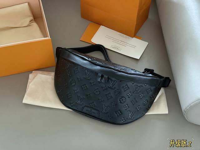 with box cowhide L waist bag chest bag can also be carried on one shoulder or cr
