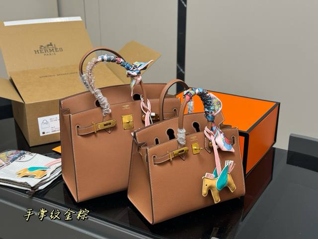 with folding box Size: 30Cm 25Cm The season of carrying platinum bags is coming