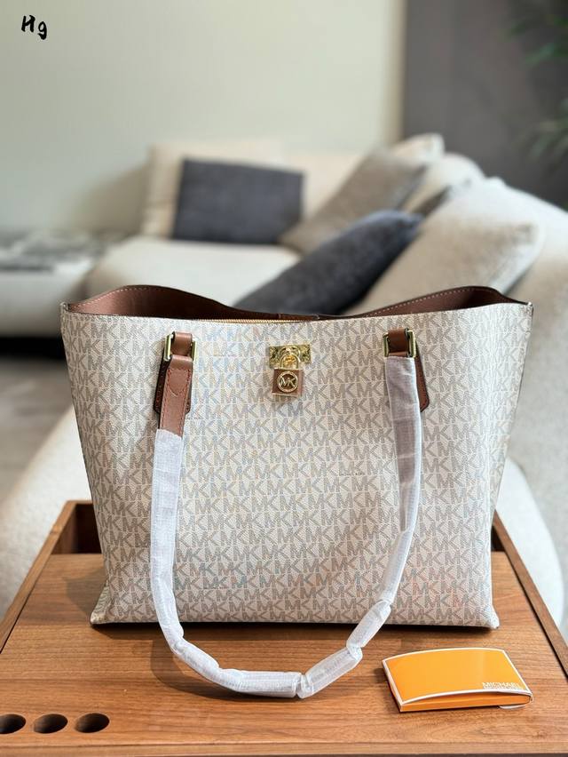 This tote bag is so pretty Mk new Ruby tote bag has a simple appearance and look