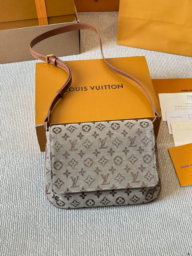 Lv Louis Vuitton messenger bag Lazy and casual and easy to carry Full of surpris