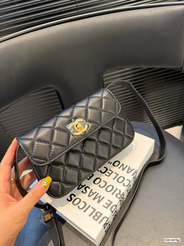 Chanel 25A has a new model. This small bag is very practical and can hold a mobi