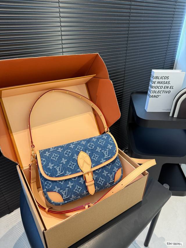 Lv denim baguette bag I love the denim series, casual, fashionable and practical