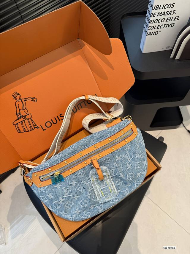 Upcycled original denim The definition of casual chic: the high-rise bag is made