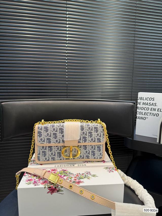 with folding box I really like this blue and white color combination Help Dior r