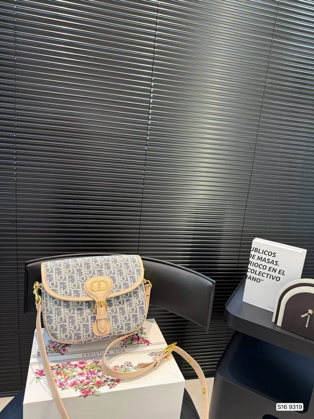 with folding box Dior Bobby Crafted in blue Obliaue printed canvas, it highlight