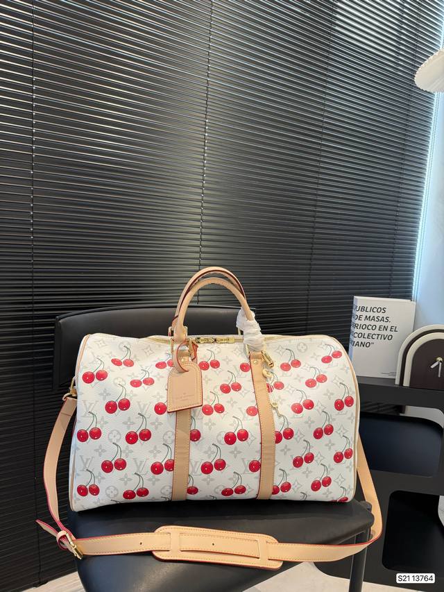 Lv travel bag Very simple and exquisite design, full of details Whether it is a