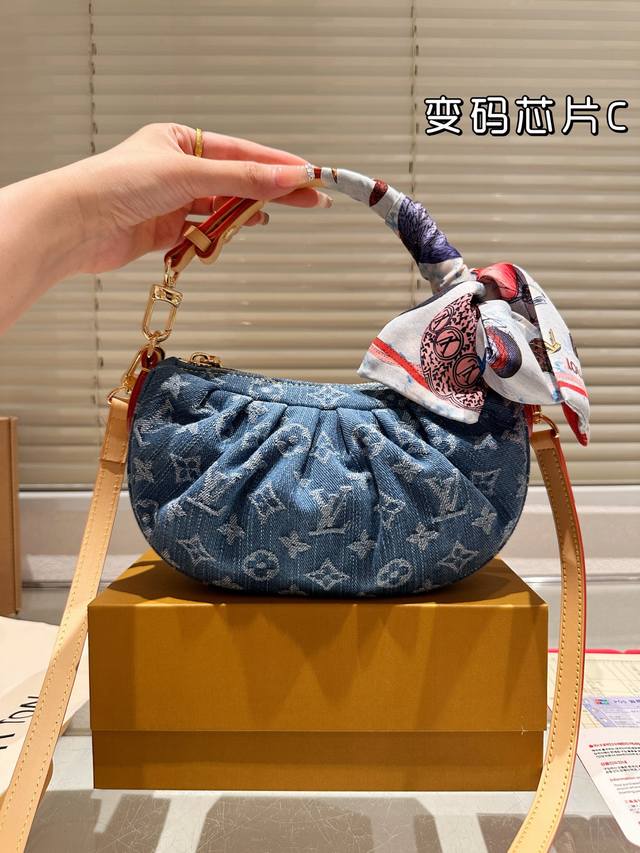 variable code chip with silk scarf Lv you are really good at it. The denim under