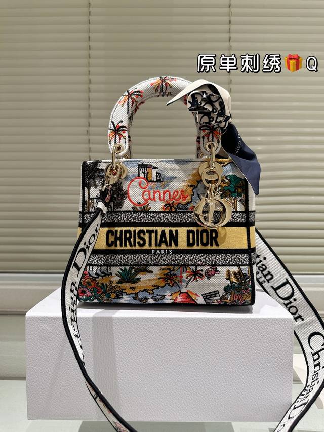 replica of the original cloth Dior Lady D-Lite embroidered bag, the same as the