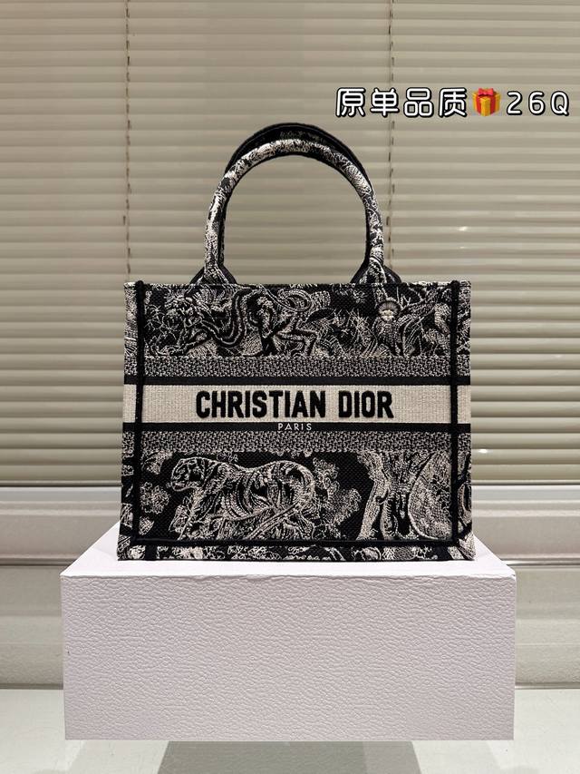 with box and liner Size: 26*21Cm D's Tote shopping bag Cdbooktote23 latest shopp