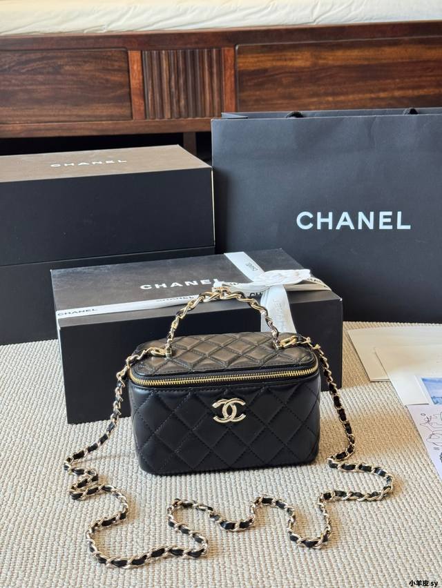 lambskin New Chanel 23K long makeup box White makeup bag With built-in mirror