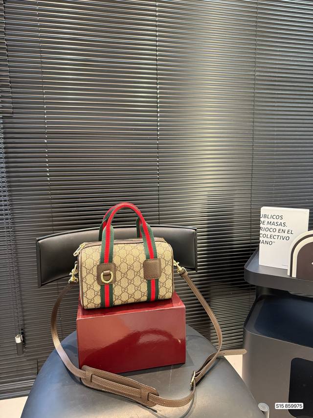 This year's must-have Gucci bag Gucci Ophidia Classic Mini Boston Bag uses the b