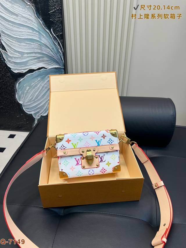 with folding box Lv new Soul Trunk box bag, looks super cool on the upper body c
