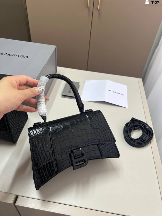 Small Balenciaga hourglass bag crocodile pattern Elegant, stylish, simple and ge