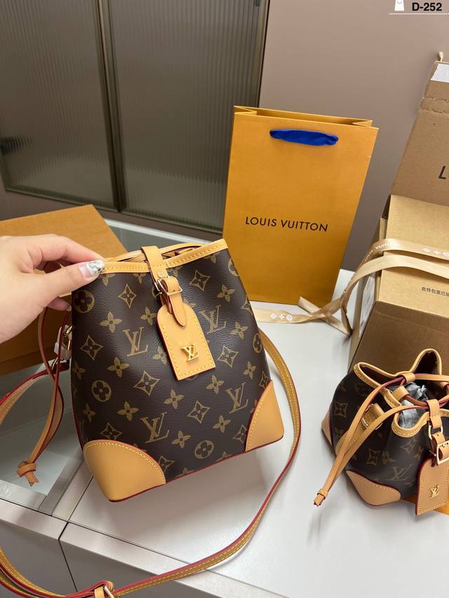 Big chip version Lv bucket bag Shaomai bag This Retiro handbag is made of iconic