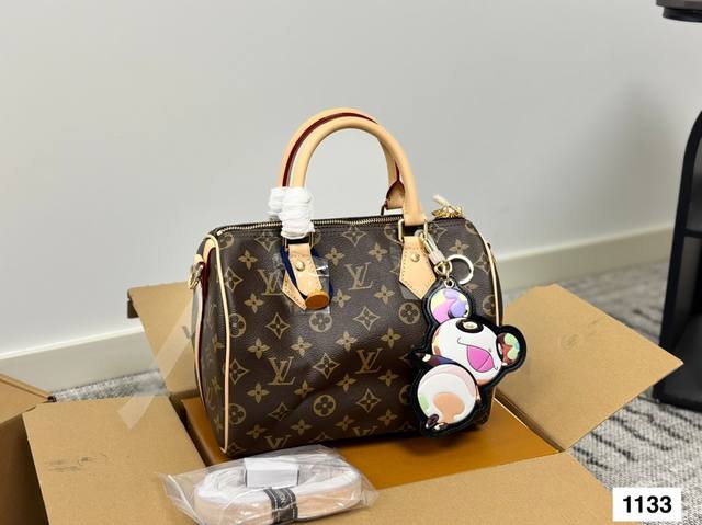 Lv Speedy pillow bag, no matter the style, the lining is the same as the counter