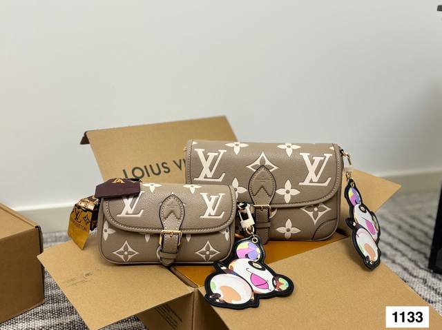 New size Size: 19*10Cm 25Cm L's Diane baguette handbag The baguette bag is reall