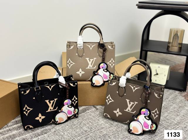 Folding Size: 25*20Cm Small The quality is very good. Come to know the goods The
