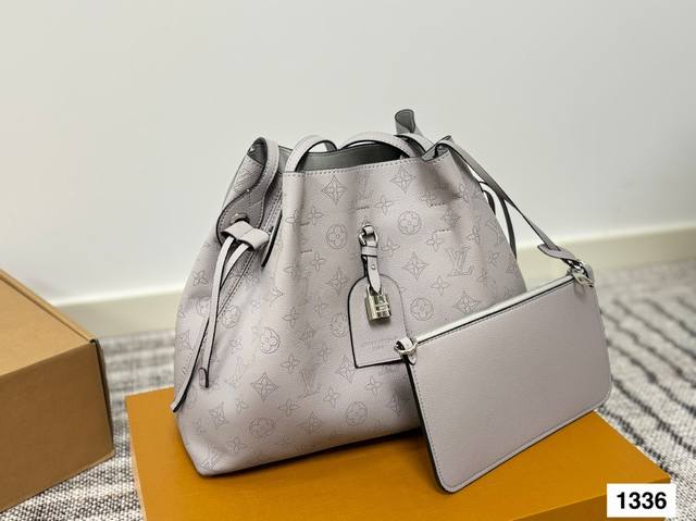 with folding box Lv must-buy bag Lv tote bag is one of the few bags that are mor