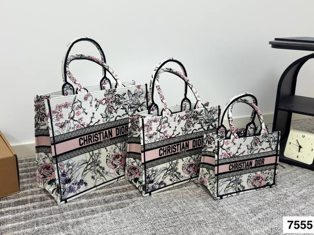 Dior embroidered shopping bag This year's heavyweight counter classic hit combin