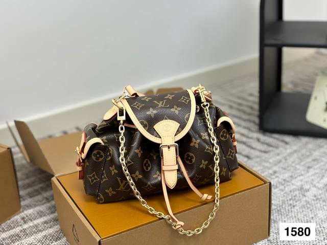 with airplane box folding box Lv2025 Fall/Winter Collection Paris Fashion Week--