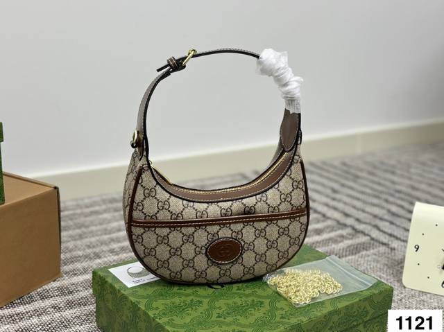 with box Cool underarm bag is neither too big nor too small. It not only looks n
