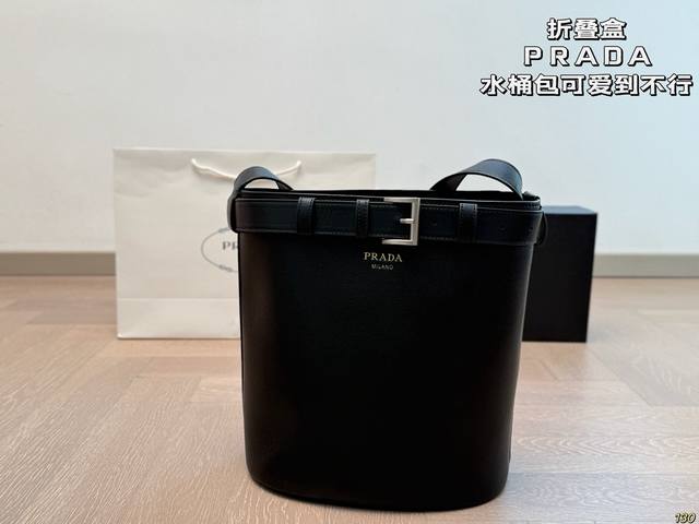 Folding box Prada bucket bag So cute! Simple yet classy A fashionable girl will