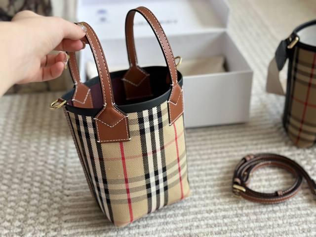 with box Size: bottom width 11 top width 20 height 18 Bur cute small plaid bucke