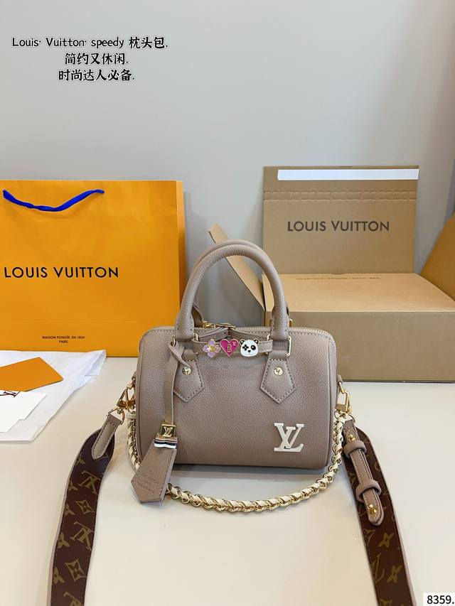 with gift box. Lv Speedy new pillow bag This Retiro handbag is made of the iconi