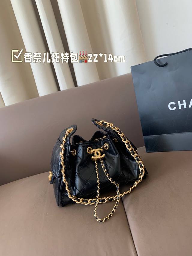 Small Chanel Tote Bag Full of fashion sense and practicality Whether shopping, l