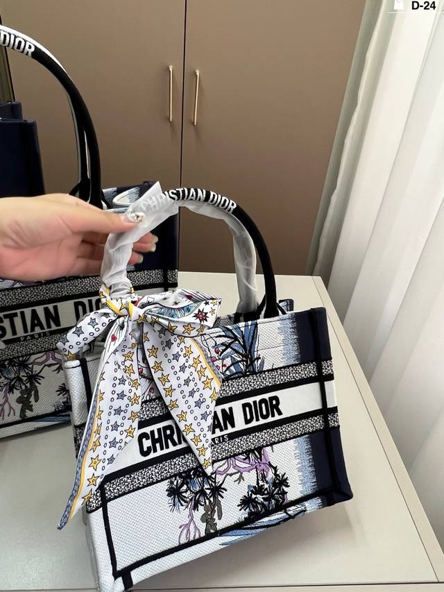 27cm Dior Dior Tote Book has a large capacity and is very durable . You will def