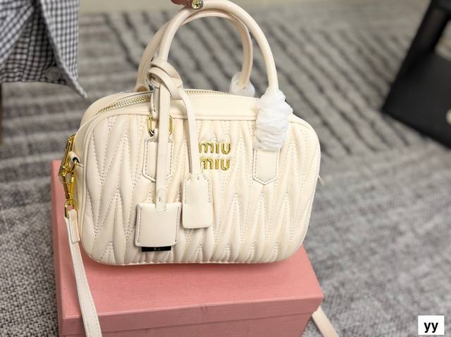 Miu Miu camera bag with box Miumiu girl who can be salty or sweet Miumiu Easy to