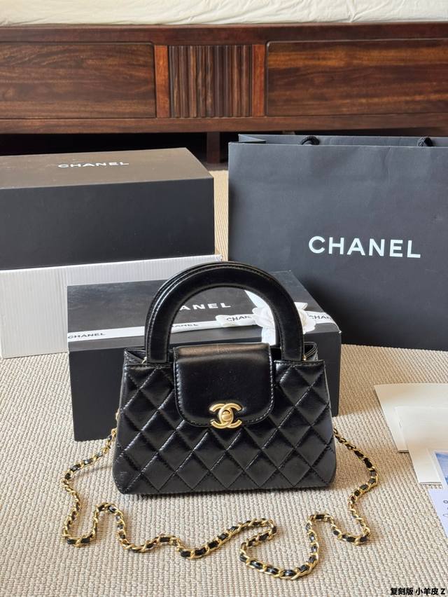 replica lambskin Chanel 24K new model | This season's "most eye-catching bag" Ch