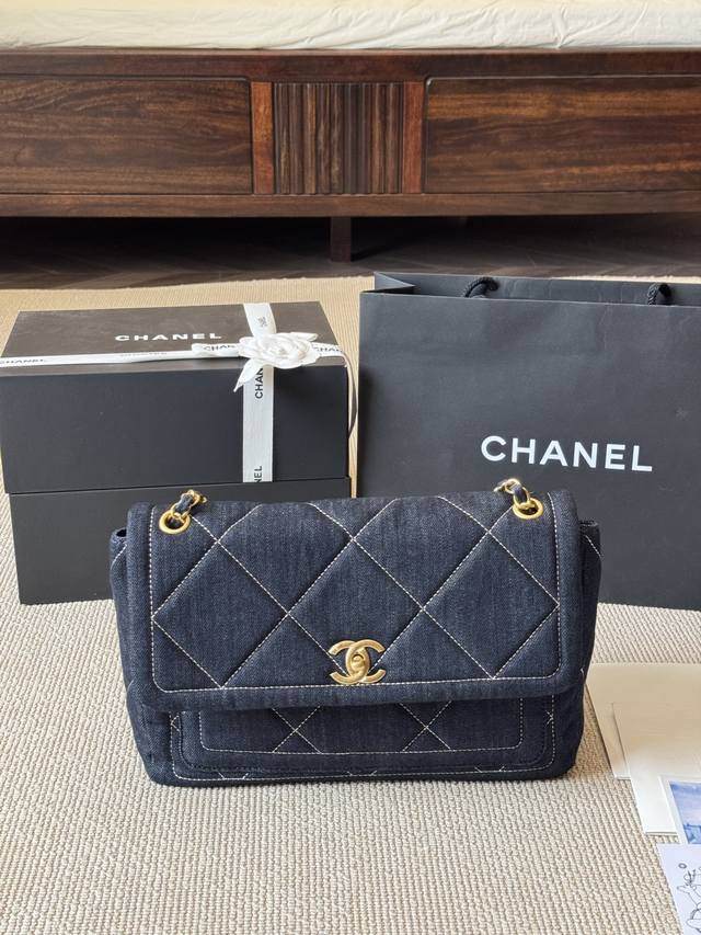 Original cloth Chanel This bag combines all the classic elements of Chanel, such