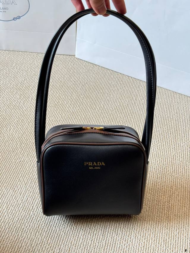 Prada Swing show style underarm bag Prada color matching underarm bag is breatht