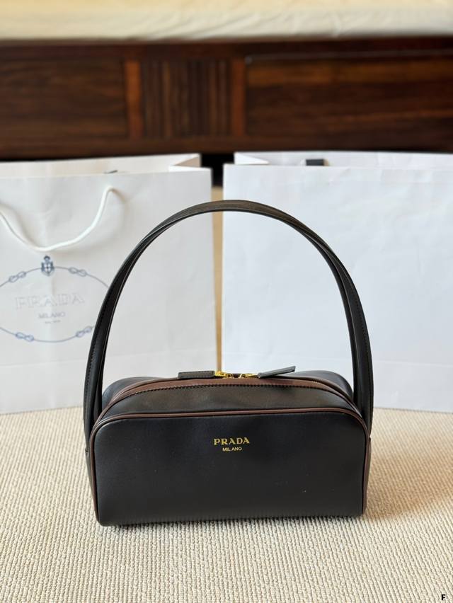 Prada Swing show style underarm bag Prada color matching underarm bag is breatht