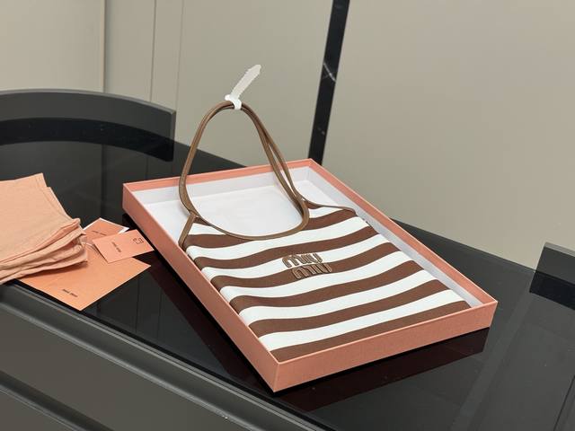 Full set packaging Size: 35*34Cm Miumiu new tote The wind is blowing too hard th