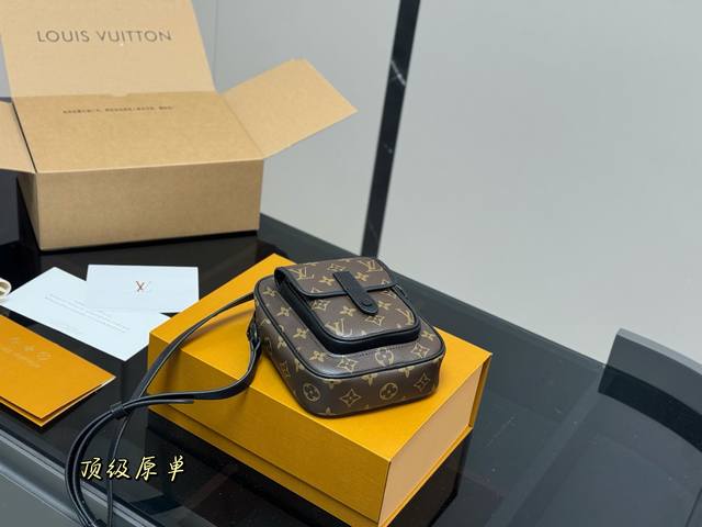 with folding box airplane box Size: 15*18Cm Lv retro camera bag So cool! Vintage