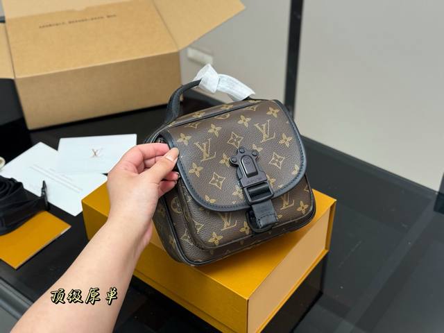 with folding box airplane box Size: 20.17Cm Lv Trail original New men's messenge