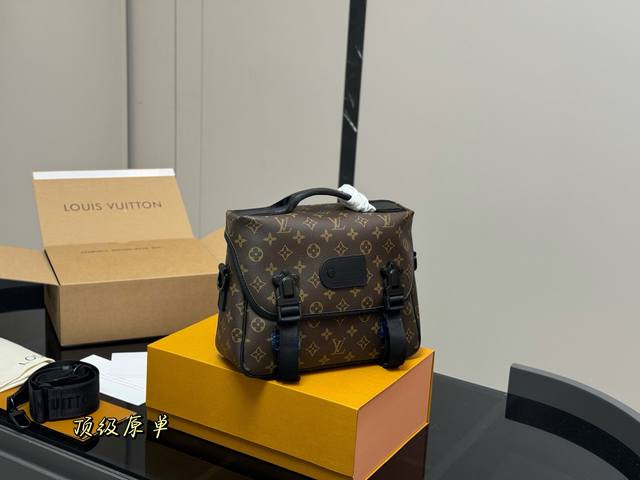 with folding box airplane box Size: 29.23Cm Lv Trail original New men's messenge