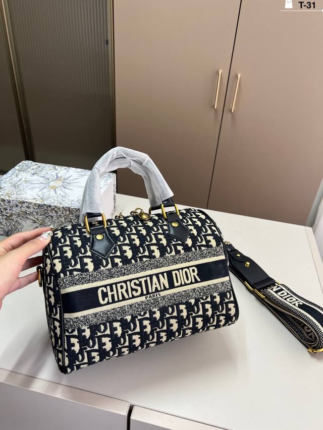 Dior Boston Pillow Bag Dior Simple but not simple. Paired with a suit and T-shir