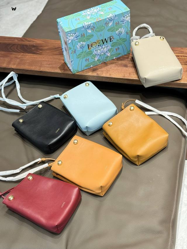 Loewe25 new bag has a simple and neat design. I love it. The whole bag is made o