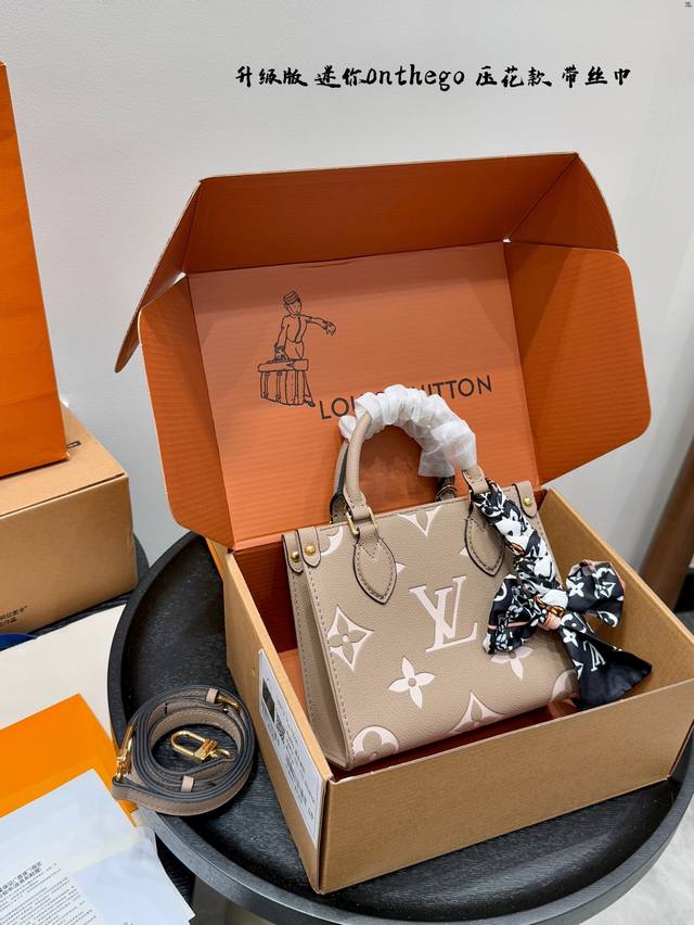 Full gift box Upgraded version! Steel hardware with scarf Size: Mini 18*15Cm Min