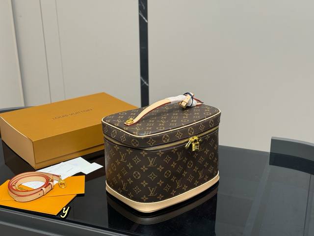 Folding box Lv's cosmetic bags are quite popular in the fashion world this seaso