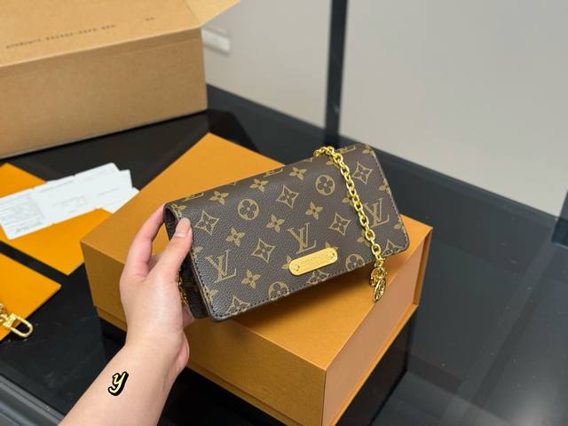 with folding box airplane box Lv new Lily Woc, the capacity seems to be more tha