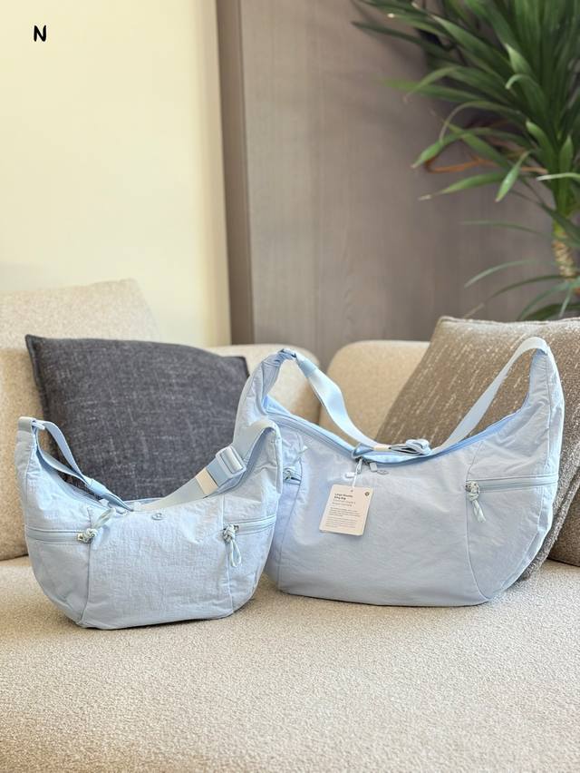 Lulu0's new Slouchy croissant bag looks better when carried on the body Size: 38