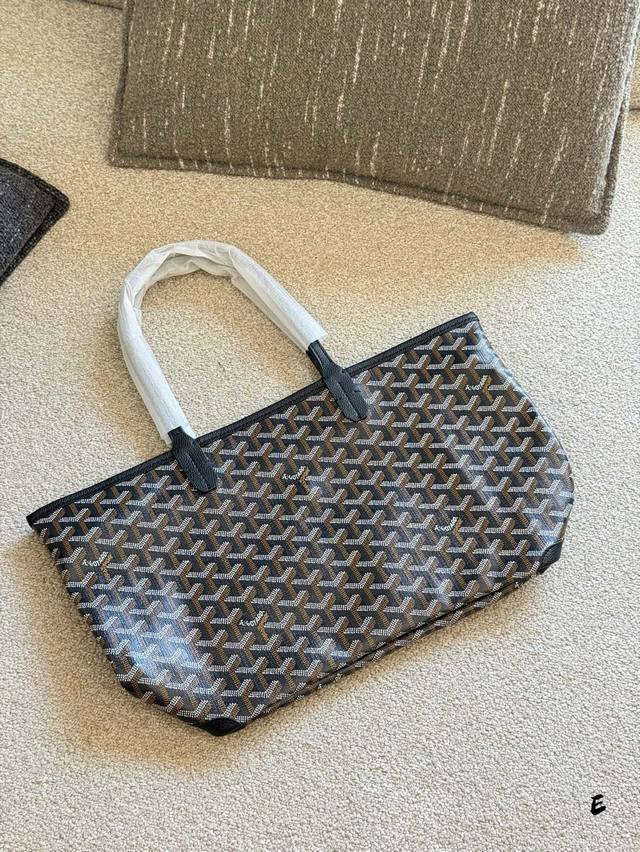 Goyard Tote Bag Made of Goyardine cotton and linen canvas, it is lightweight and