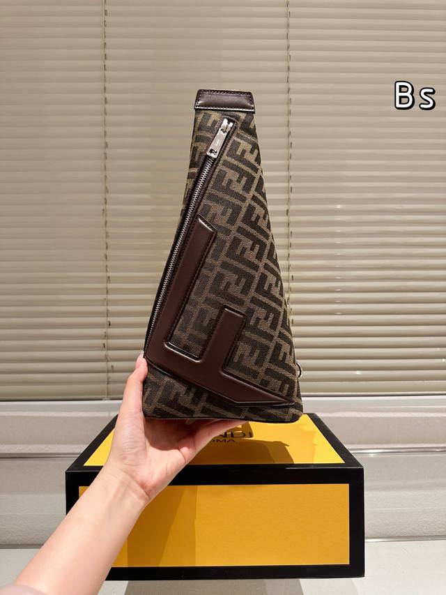 with gift box Size: 18.36Cm Fendi looks good from every angle New chest bag The
